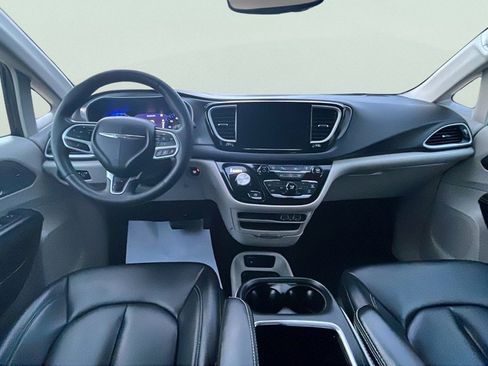 Used 2023 Chrysler Pacifica Touring-L image 9