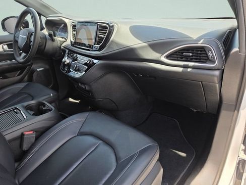 Used 2024 Chrysler Pacifica Limited w/ Uconnect Theater Family Group FWD image 23