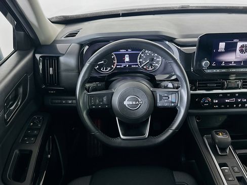 Used 2025 Nissan Pathfinder SV image 18