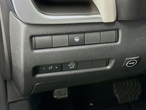 Used 2023 Nissan Rogue SV image 17