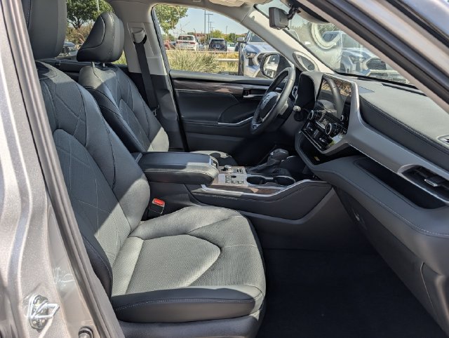 Used 2025 Toyota Highlander Platinum AWD/4WD image 34