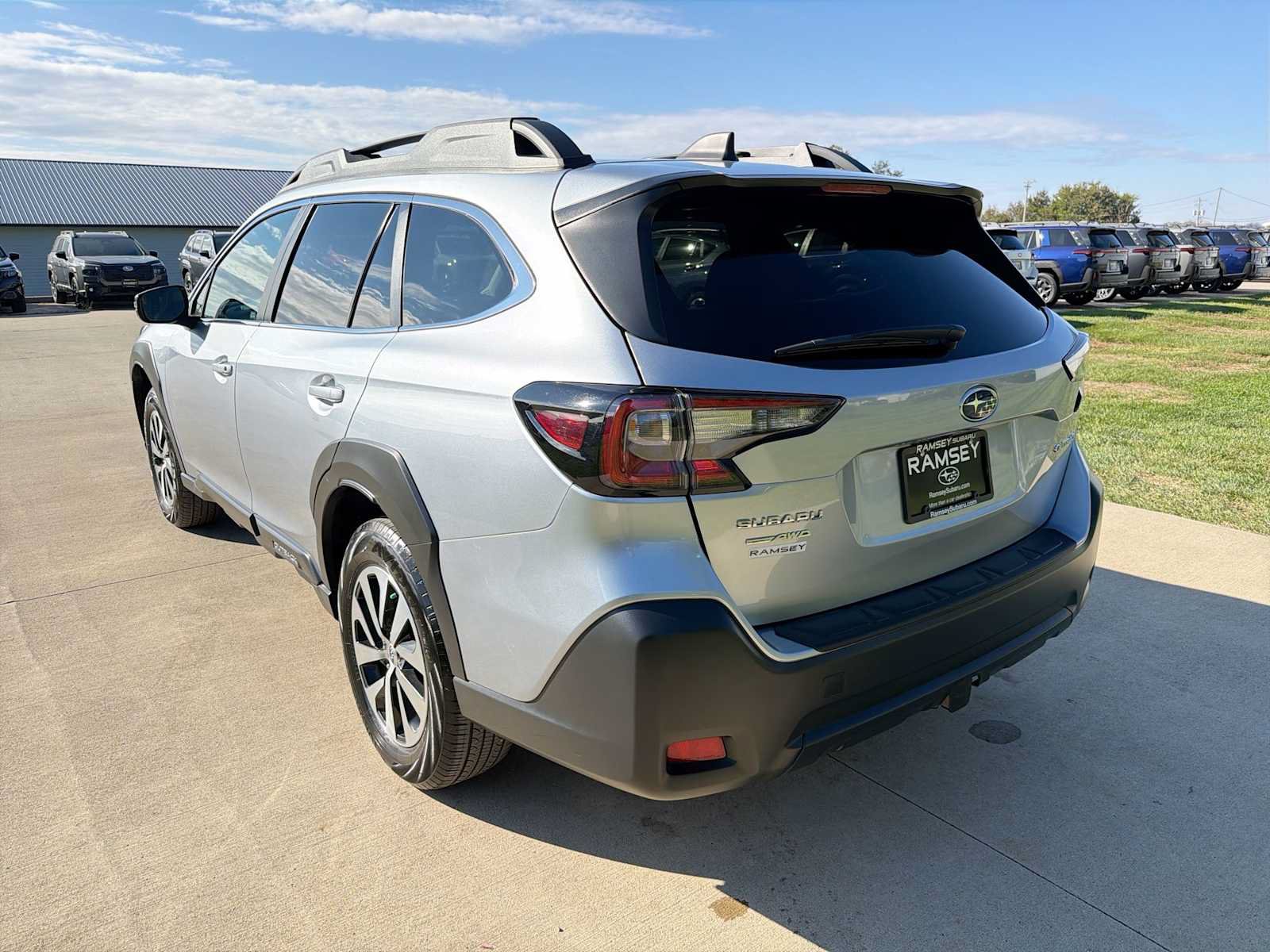 Used 2024 Subaru Outback Premium AWD/4WD image 4