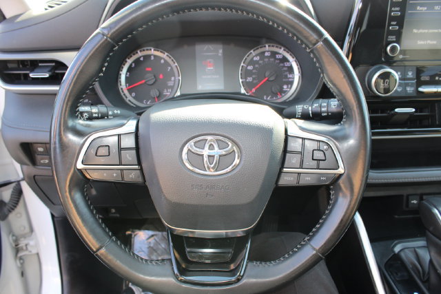 Used 2021 Toyota Highlander LE FWD image 15