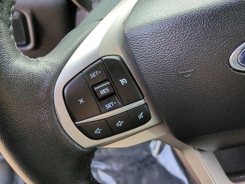 Used 2022 Ford Explorer XLT image 16