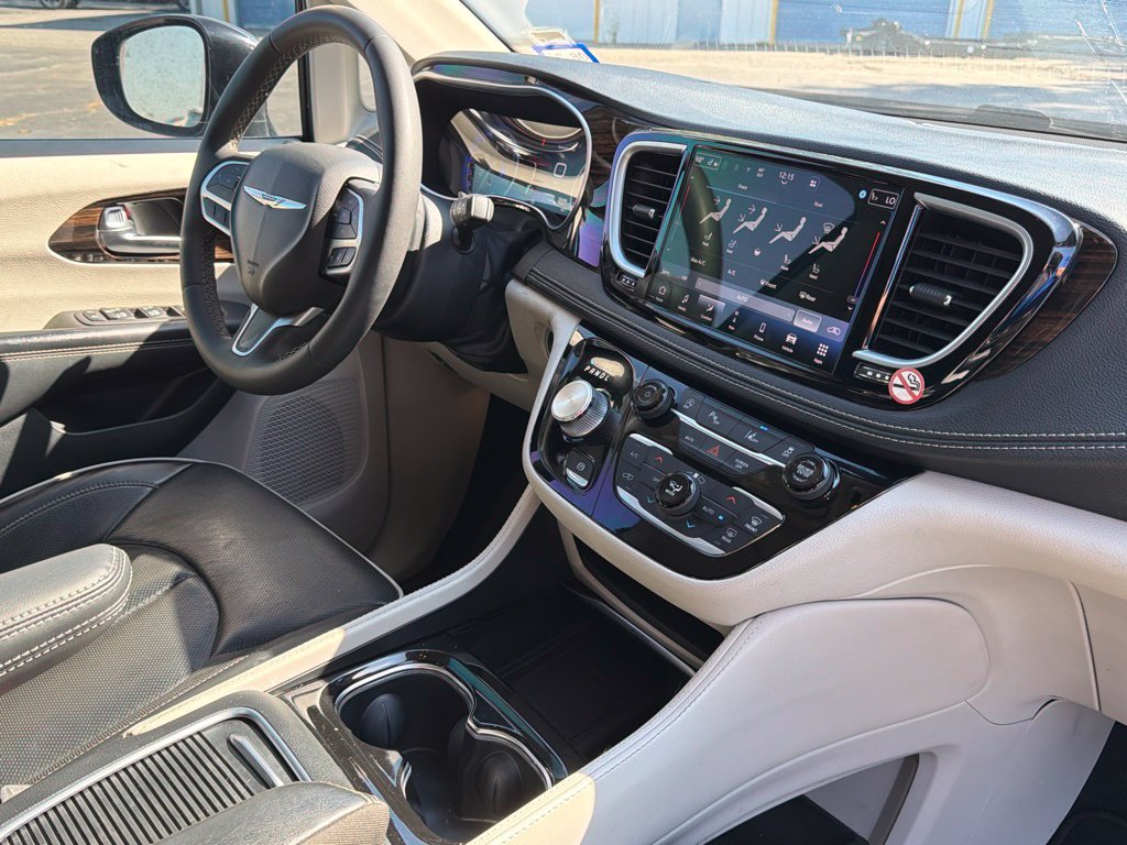 Used 2023 Chrysler Pacifica Limited FWD image 16