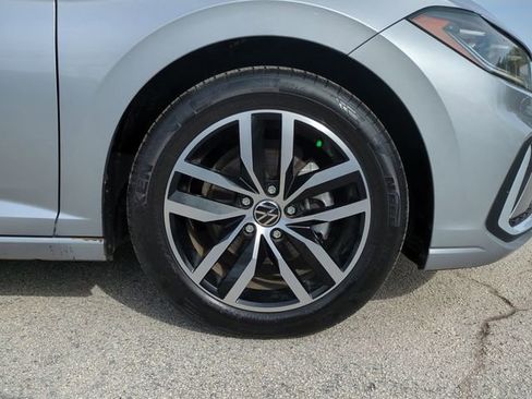 Used 2025 Volkswagen Jetta SE FWD image 11