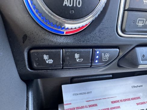 Used 2024 GMC Yukon SLT w/ SLT Luxury Package image 19