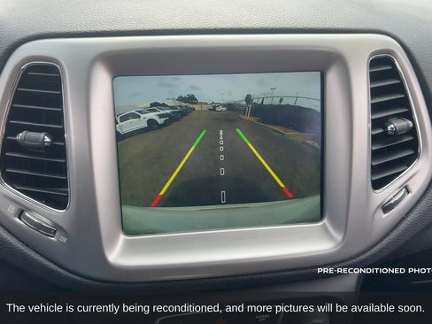 Used 2018 Jeep Compass Latitude w/ Popular Equipment Group FWD image 17