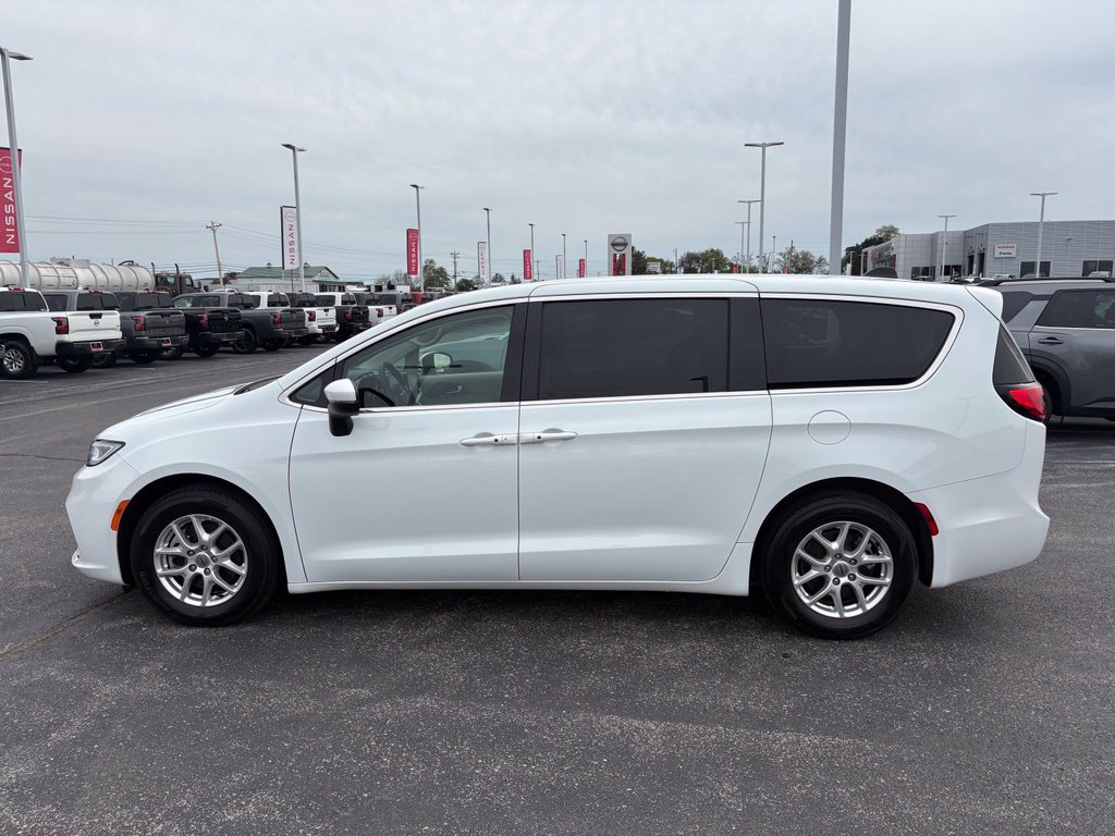 Used 2023 Chrysler Pacifica Touring-L FWD image 8