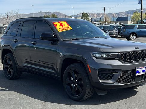 Used 2023 Jeep Grand Cherokee Altitude AWD/4WD image 3