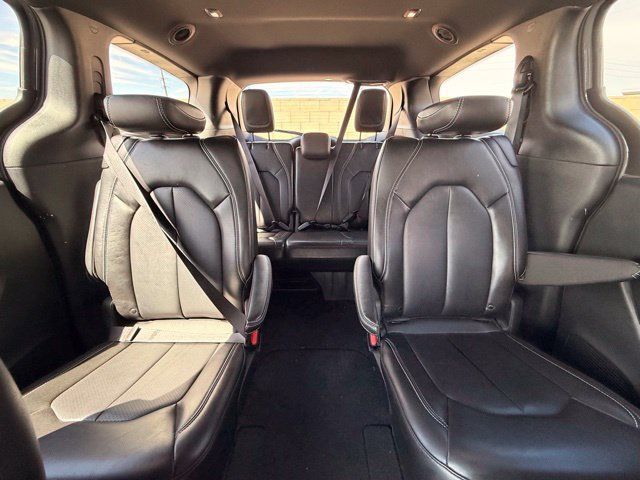 Certified 2025 Chrysler Pacifica Select FWD image 17