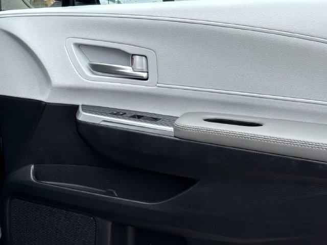 Used 2025 Toyota Sienna XLE FWD image 30