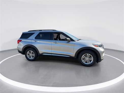 Used 2021 Ford Explorer XLT image 9