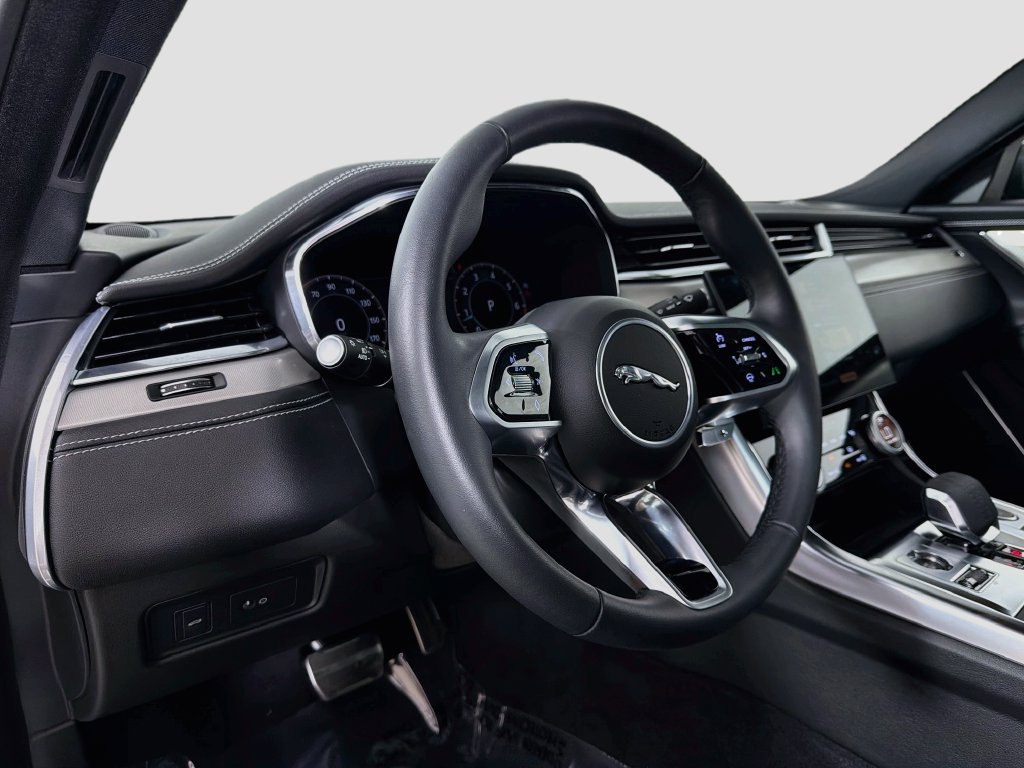 Used 2024 Jaguar XF R-Dynamic SE AWD/4WD image 9