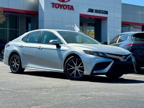 Used 2024 Toyota Camry SE image 2