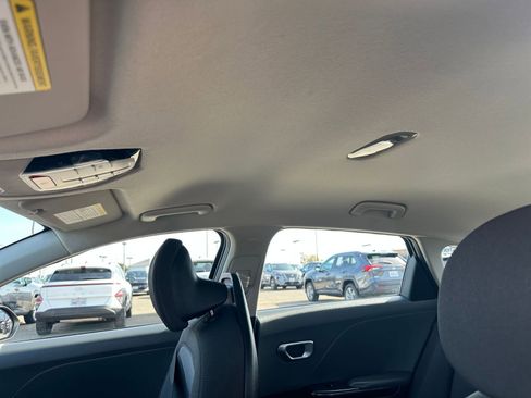 Used 2025 Kia K4 LXS image 31