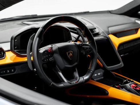 Used 2024 Lamborghini Revuelto image 17