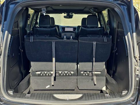 Used 2024 Chrysler Pacifica Premium image 22