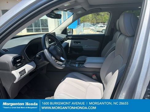 Used 2023 Honda Pilot Touring image 5