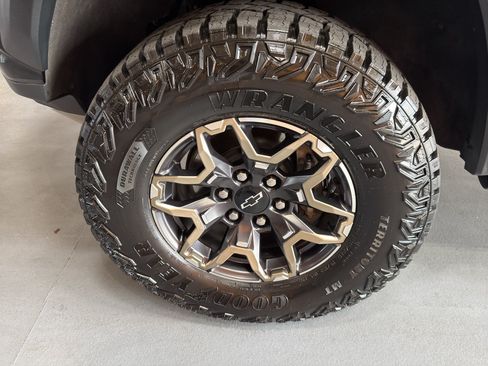 Used 2026 Chevrolet Colorado ZR2 w/ Technology Package AWD/4WD image 9