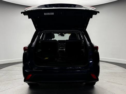 Used 2023 Toyota Highlander XLE AWD/4WD image 39