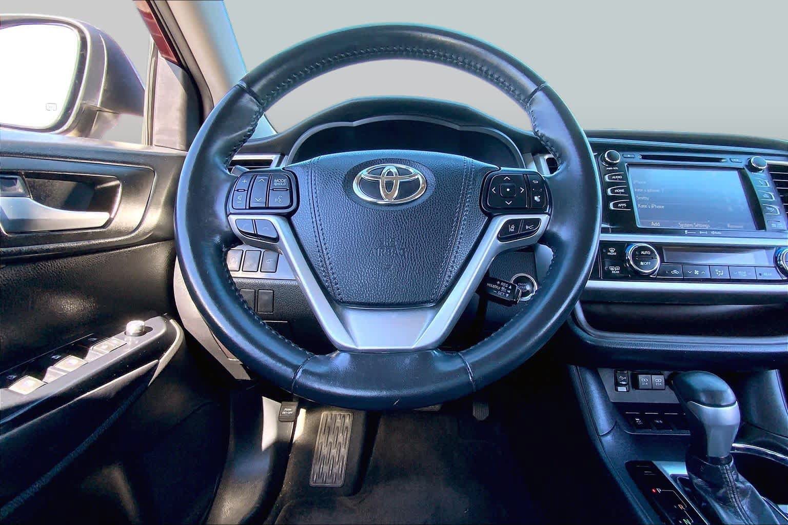 Used 2019 Toyota Highlander XLE FWD image 6