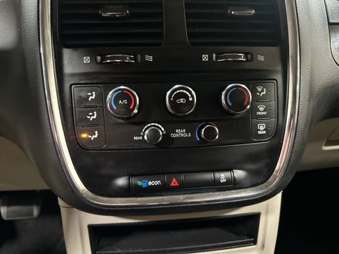 Used 2018 Dodge Grand Caravan SE w/ UConnect Hands-Free Group image 40