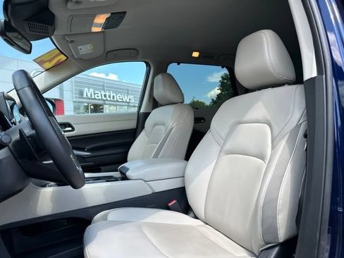 Used 2024 Nissan Pathfinder SL AWD/4WD image 12