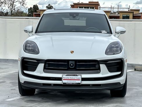 Certified 2025 Porsche Macan image 11