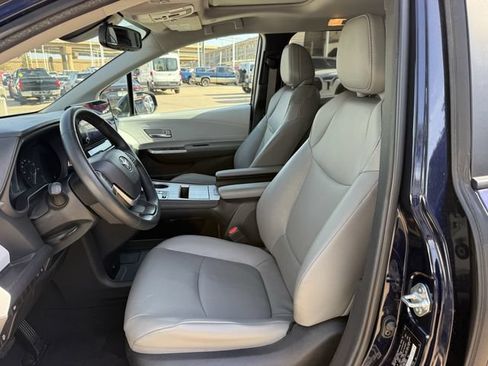 Used 2025 Toyota Sienna XLE FWD image 27