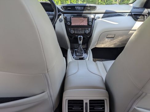 Used 2021 Nissan Rogue Sport SL FWD image 27
