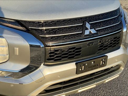 Used 2023 Mitsubishi Outlander SE image 28