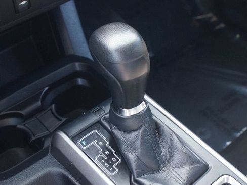 Used 2018 Toyota Tacoma SR5 AWD/4WD image 10