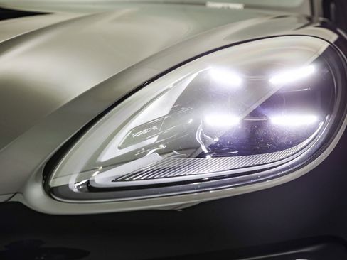 Used 2025 Porsche Macan image 11