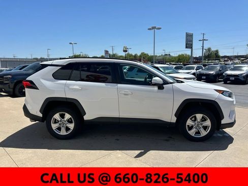 Used 2021 Toyota RAV4 XLE w/ Carpet Mat Package (TMS) image 4