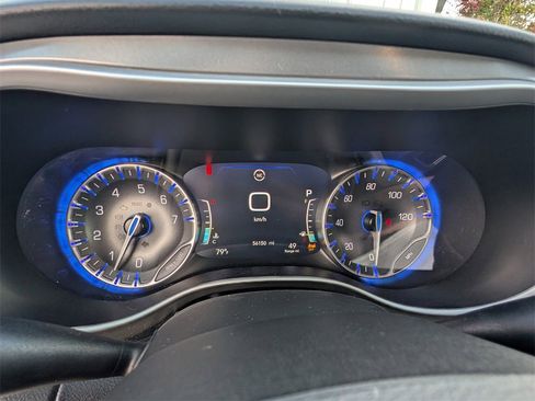 Used 2024 Chrysler Pacifica Touring-L image 11