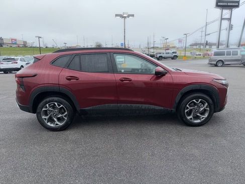 Used 2025 Chevrolet Trax LT w/ LT Convenience Package image 11