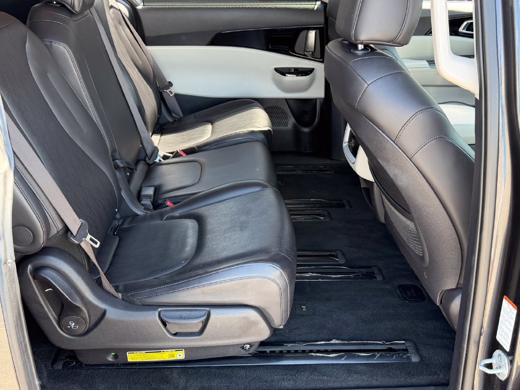 Used 2024 Kia Carnival EX FWD image 23