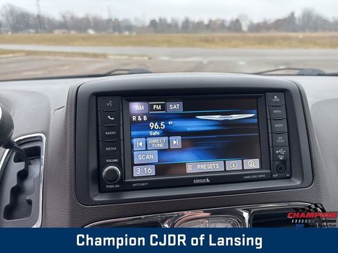 Used 2016 Chrysler Town & Country Touring image 30