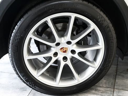 Used 2022 Porsche Cayenne Coupe image 9