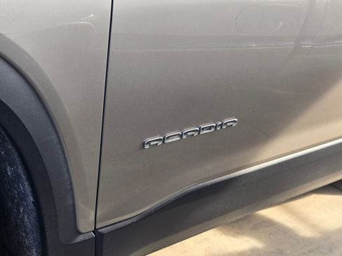 Used 2022 GMC Acadia SLE FWD image 5