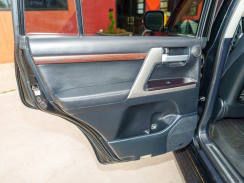 Used 2017 Toyota Land Cruiser image 24