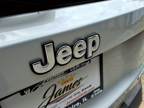 Used 2019 Jeep Renegade Latitude w/ Cold Weather Group AWD/4WD image 30