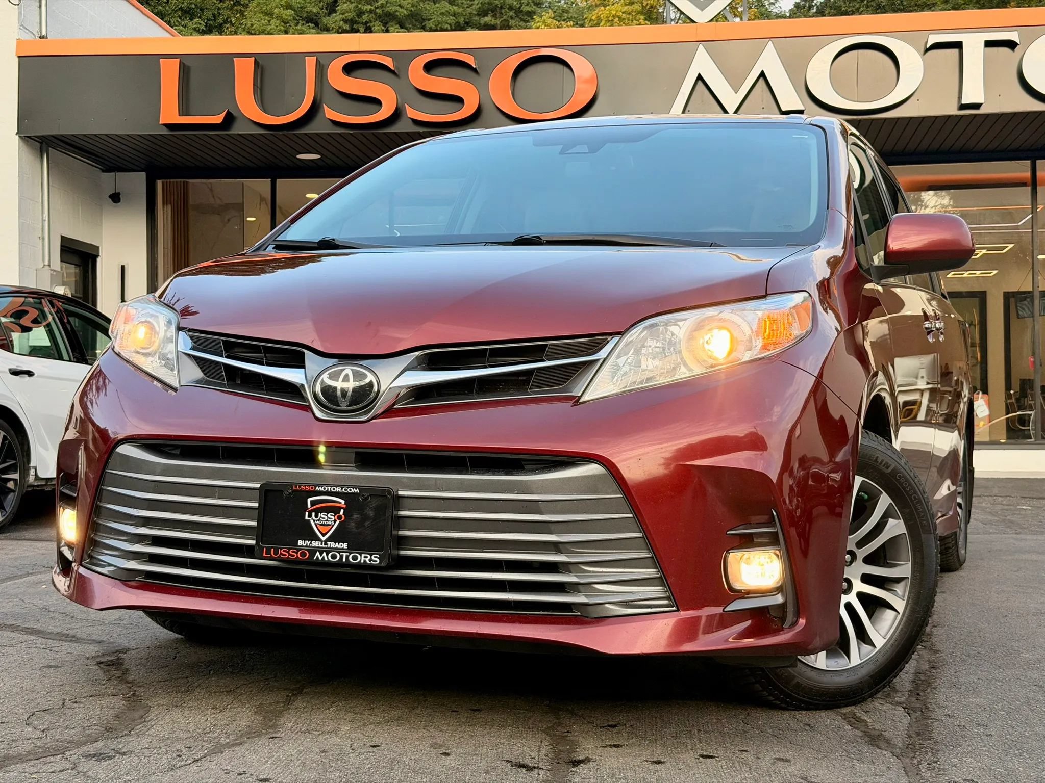 Used 2019 Toyota Sienna XLE w/ XLE Navigation Package FWD image 1