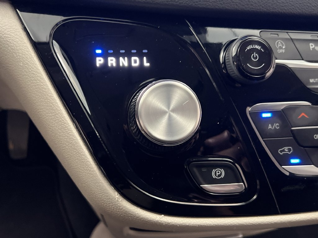 Used 2024 Chrysler Pacifica Touring-L FWD image 65
