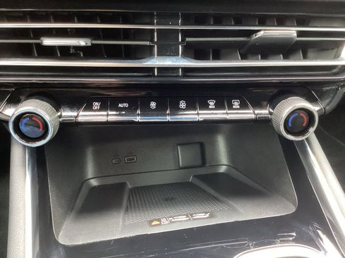 Used 2025 Chevrolet Traverse LT FWD image 23