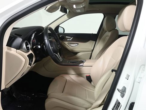 Used 2020 Mercedes-Benz GLC 300 4MATIC image 3