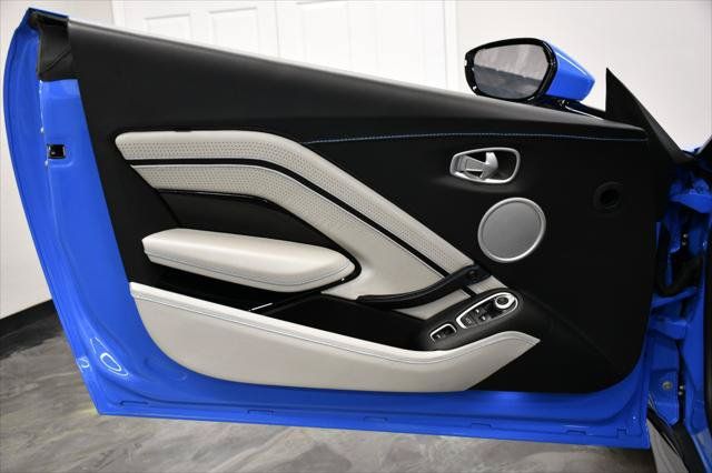 Used 2021 Aston Martin V8 Vantage Roadster RWD image 30