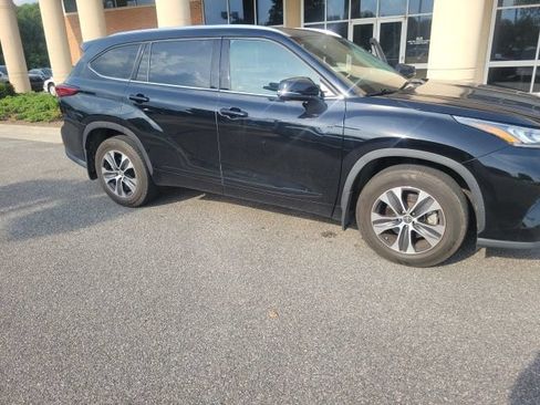 Used 2020 Toyota Highlander XLE AWD/4WD image 1