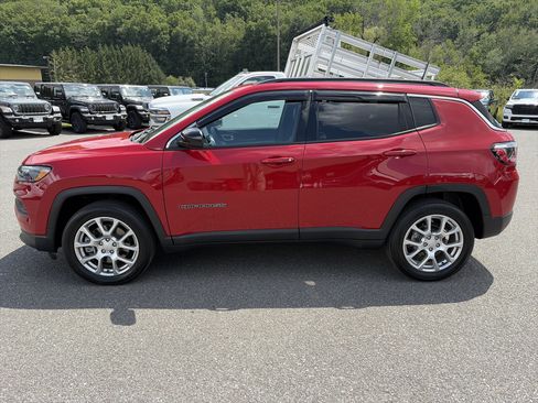 Used 2023 Jeep Compass Latitude w/ Sun and Sound Group AWD/4WD image 2